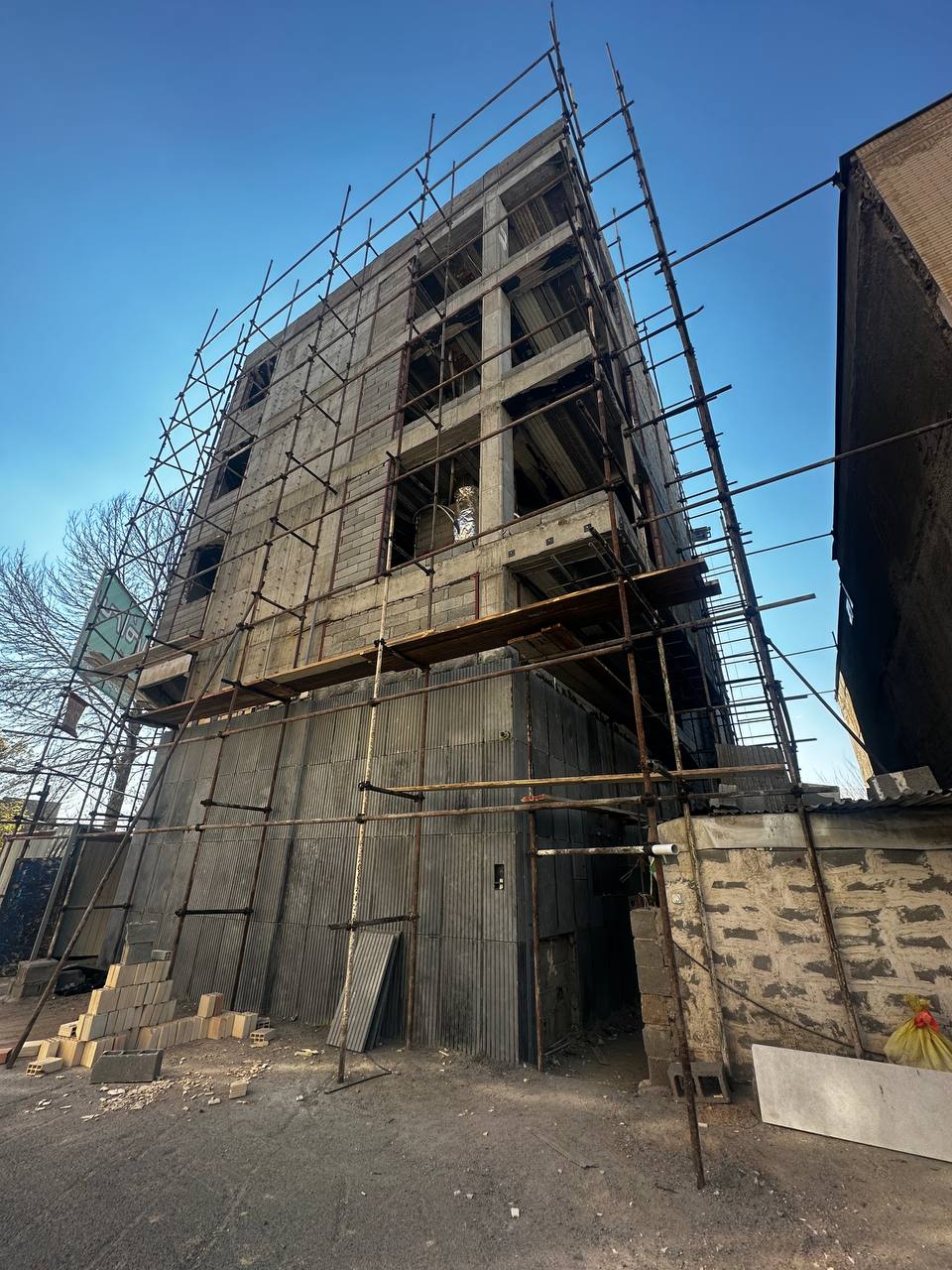 بتن اکسپوز شیاردار در نمای ساختمان