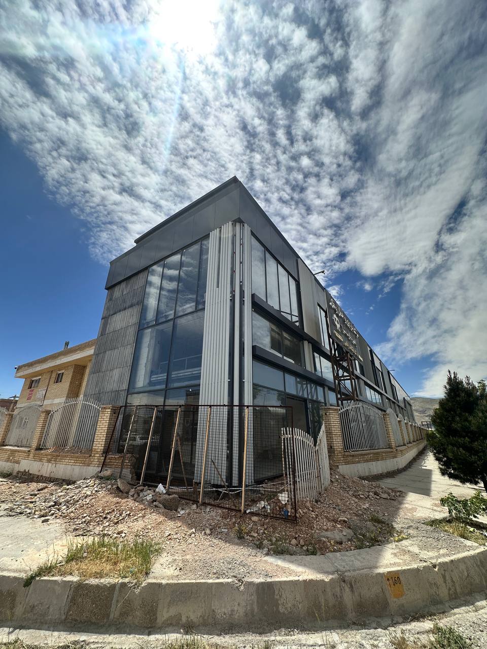 بتن اکسپوز شیاردار نامنظم در نما ساختمان تجاری